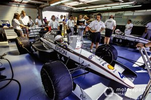Stefano Modena, Tyrrell 020 Honda, en los fosos junto a Satoru Nakajima, Tyrrell 020 Honda