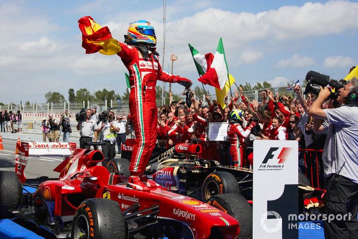 El ganador de la carrera, Fernando Alonso, celebra con Ferrari