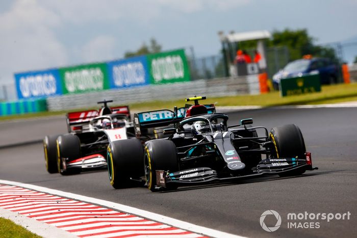 Valtteri Bottas, Mercedes F1 W11, Romain Grosjean, Haas VF-20