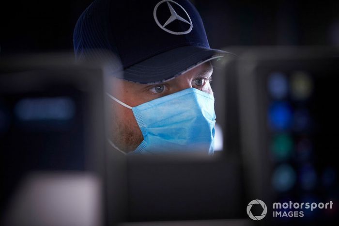 Valtteri Bottas con mascarilla