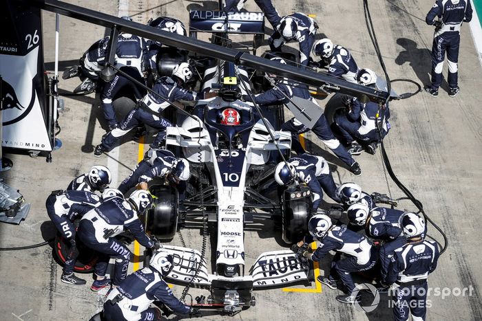 Pierre Gasly, AlphaTauri AT01 pit stop
