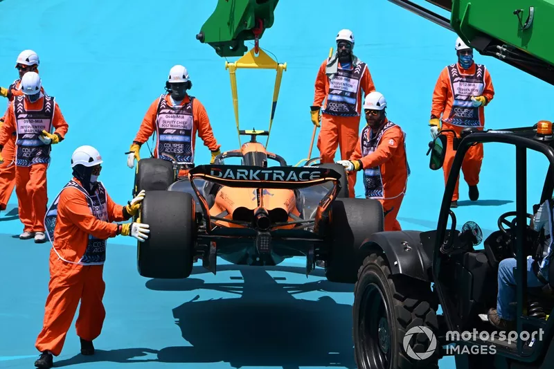 Les commissaires retirent du circuit la voiture endommagée de Lando Norris, McLaren MCL38.