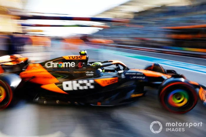 Lando Norris, McLaren MCL38, sale del garaje
