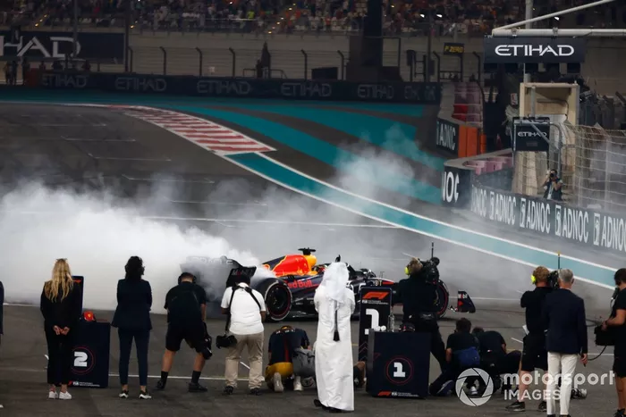Max Verstappen, Red Bull Racing RB19, 1ª posición, realiza donuts al final de la carrera.