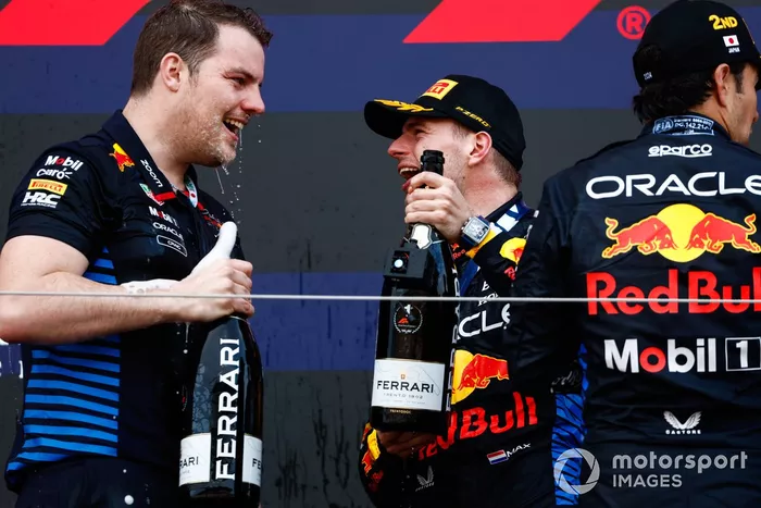 Max Verstappen, Red Bull Racing, 1ère position, célèbre avec le délégué du trophée Red Bull Racing.