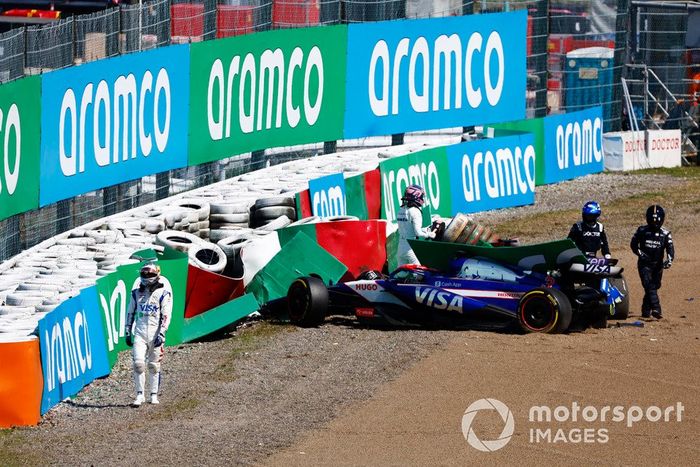 Los coches de Daniel Ricciardo, RB F1 Team VCARB 01 y Alex Albon, Williams FW46 en la barrera de neumáticos tras chocar en la primera vuelta.