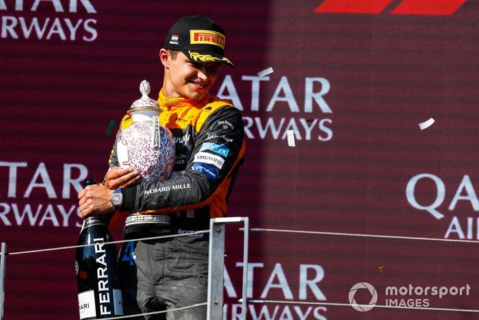 Lando Norris, McLaren, 2ª posición, con su trofeo y champán