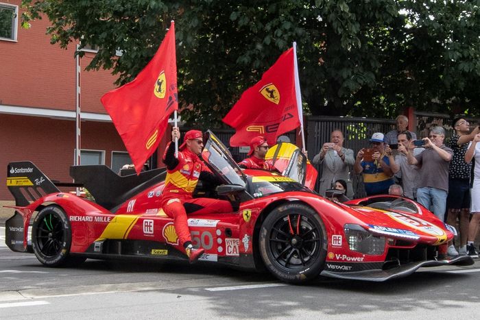 Desfile Ferrari 499P Maranello