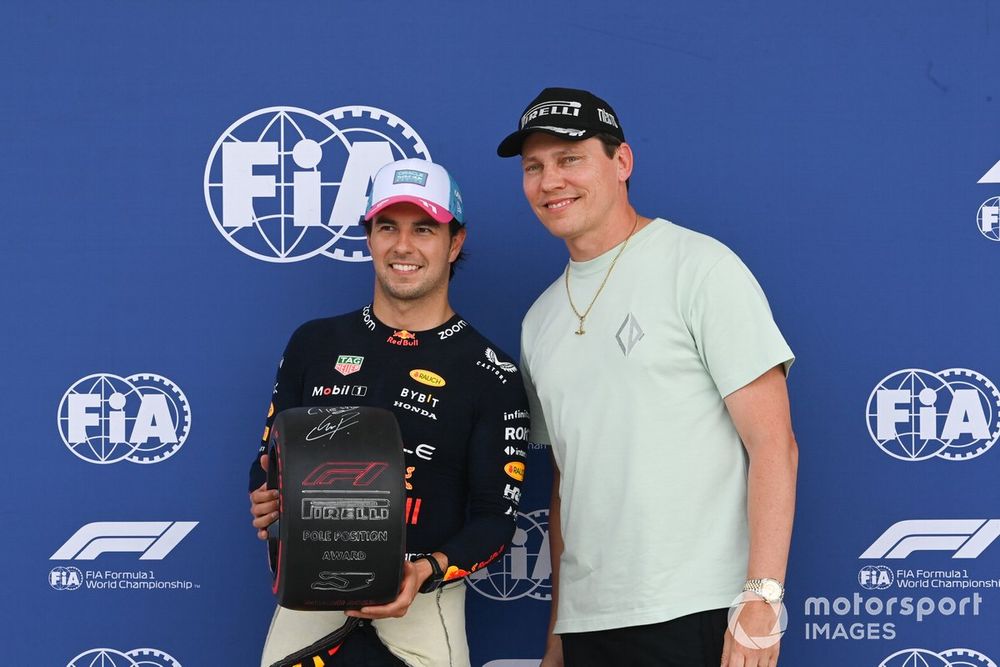 DJ Tiesto entrega a Sergio Pérez, Red Bull Racing, el Premio Pirelli a la Pole Position