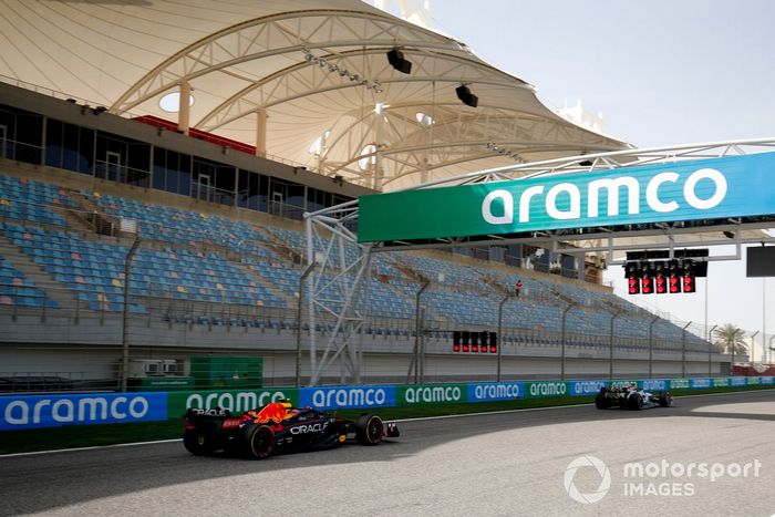 Lewis Hamilton, Mercedes W13, Sergio Pérez, Red Bull Racing RB18