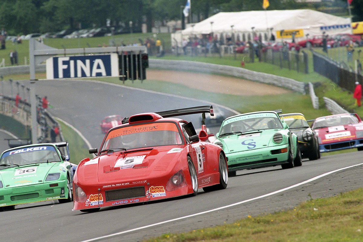 Chamberlain's Porsche became a formiddable opponent in Intermarque competition, pictured here at Brands Hatch in 1998