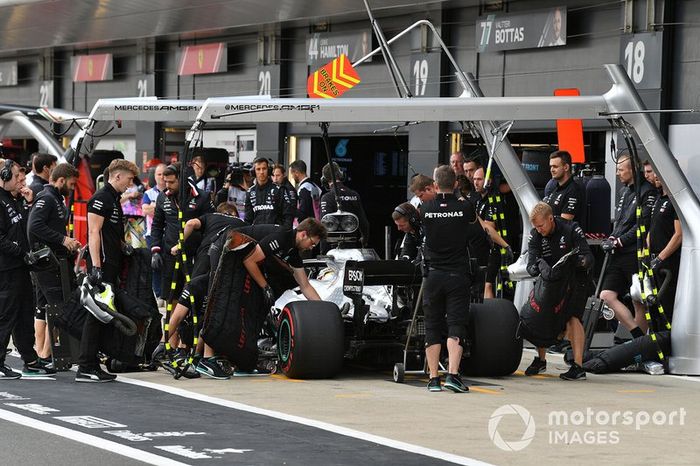 Lewis Hamilton, Mercedes AMG F1 W10, en pits