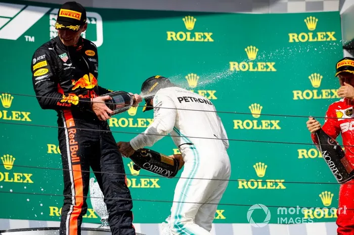 Podio: segundo lugar Max Verstappen, Red Bull Racing, ganador de la carrera Lewis Hamilton, Mercedes AMG F1, y el tercer lugar Sebastian Vettel, Ferrari