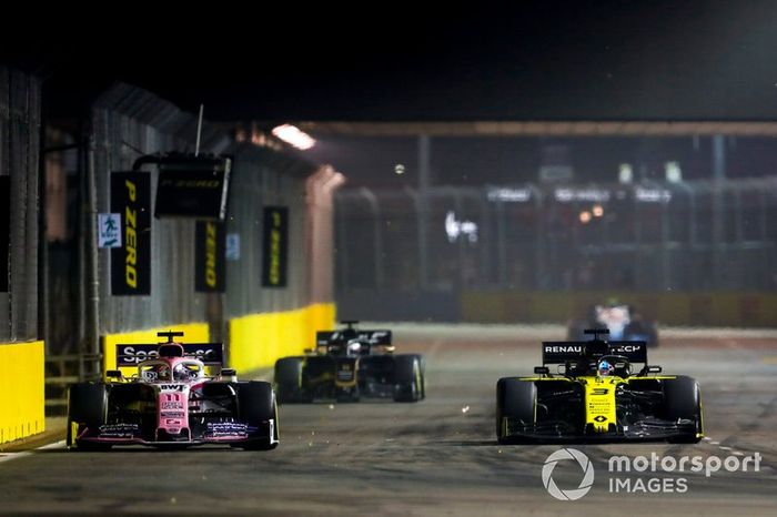 Sergio Perez, Racing Point RP19 y Daniel Ricciardo, Renault F1 Team R.S.19