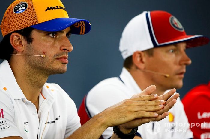 Carlos Sainz Jr., McLaren y Kimi Raikkonen, Alfa Romeo Racing en la conferencia de prensa 