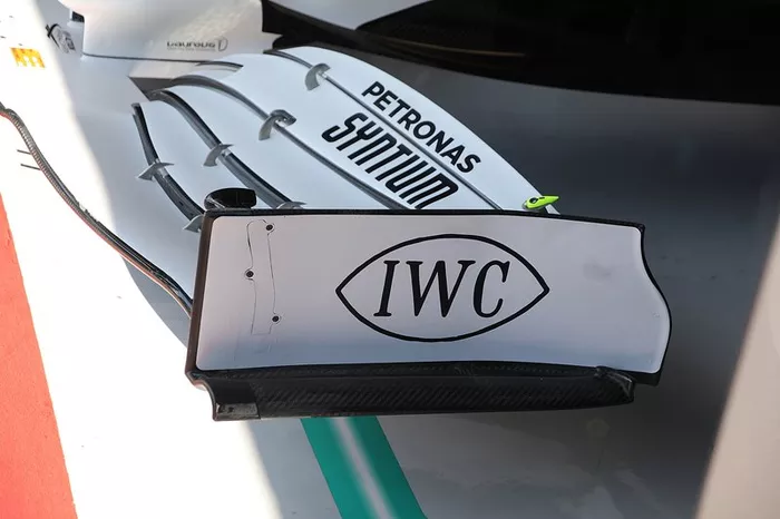 Detalle del alerón delantero del Mercedes AMG F1 W10