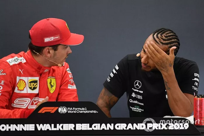 Ganador de la pole Charles Leclerc, Ferrari,  Lewis Hamilton, Mercedes AMG F1, en la conferencia