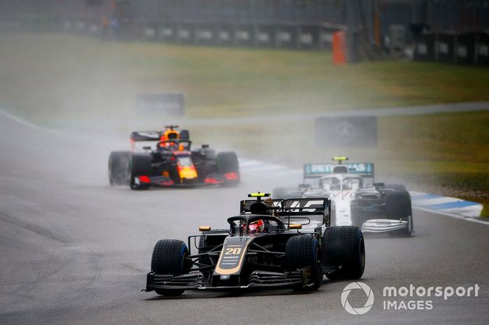 Kevin Magnussen, Haas F1 Team VF-19, Valtteri Bottas, Mercedes AMG W10, y Max Verstappen, Red Bull Racing RB15