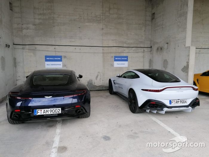 Los coches con los que llegaron los pilotos de Red Bull a Hungaroring
