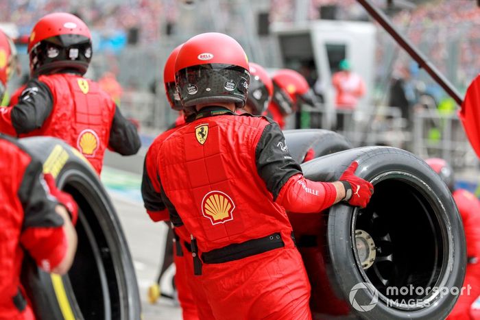 El equipo de boxes de Ferrari entra en acción