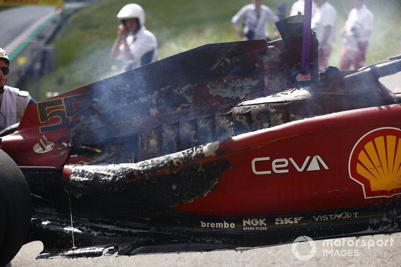 El coche quemado de Carlos Sainz, Ferrari F1-75, tras un incendio que provoca su retirada