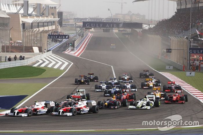 Timo Glock, Toyota TF109, Jarno Trulli, Toyota TF109, Lewis Hamilton, McLaren MP4-24 Mercedes, Jenson Button, Brawn GP BGP001 Mercedes, Sebastian Vettel, Red Bull Racing RB5 Renault, en la primera curva