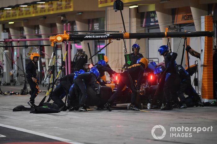 Lando Norris, McLaren MCL34, en pits