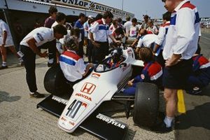 Stefan Johansson, Spirit 201C Honda, en boxes durante los entrenamientos. El diseñador Gordon Coppuck se sienta en la rueda delantera.