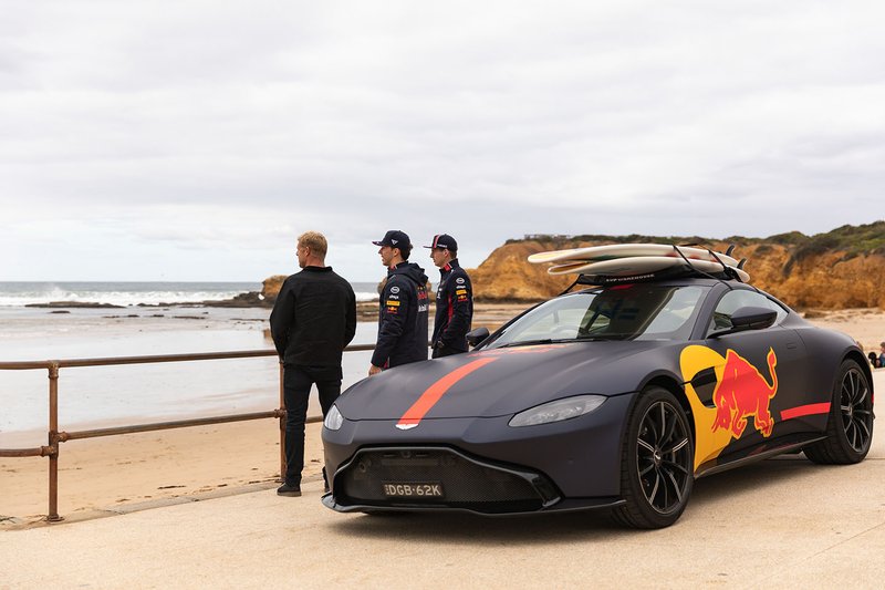 El tres veces campeón del mundo de surf Mick Fanning lleva a Max Verstappen y Pierre Gasly a surfear en Torquay