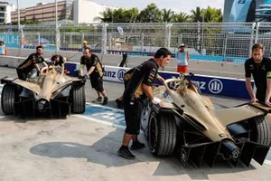 Jean-Eric Vergne, DS TECHEETAH, DS E-Tense FE19, Andre Lotterer, DS TECHEETAH, DS E-Tense FE19, sont poussés dans le garage
