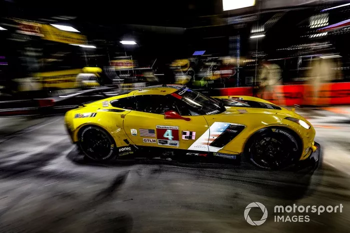 #4 Corvette Racing Corvette C7.R, GTLM: Oliver Gavin, Tommy Milner, Marcel Fassler, pit stop