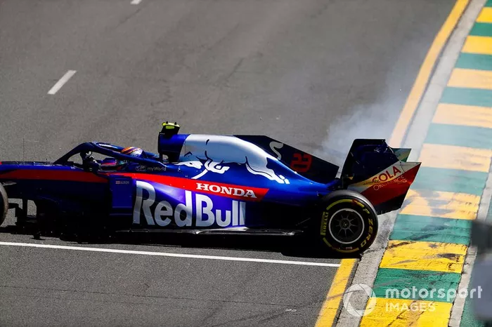 Alexander Albon, Toro Rosso STR14, sufre un giro