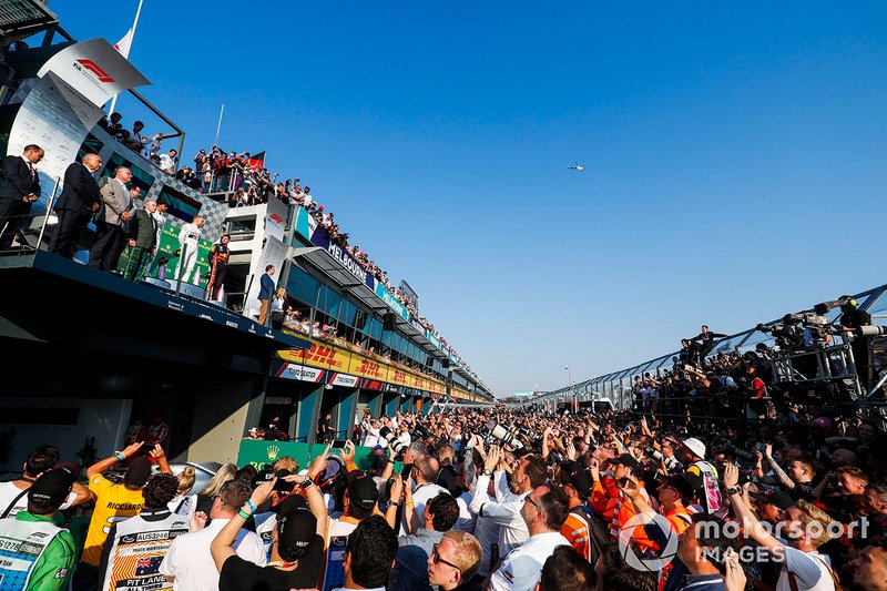 Il vincitore Valtteri Bottas, Mercedes AMG F1, Lewis Hamilton, Mercedes AMG F1 e Max Verstappen, Red Bull Racing sul podio