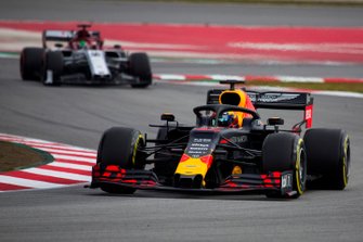 Pierre Gasly, Red Bull Racing RB15, voor Antonio Giovinazzi, Alfa Romeo Racing C38