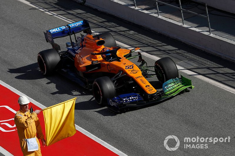 Carlos Sainz Jr., McLaren MCL34 and marshal with yellow flag