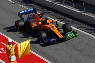 Carlos Sainz Jr., McLaren MCL34 en een marshal met een gele vlag