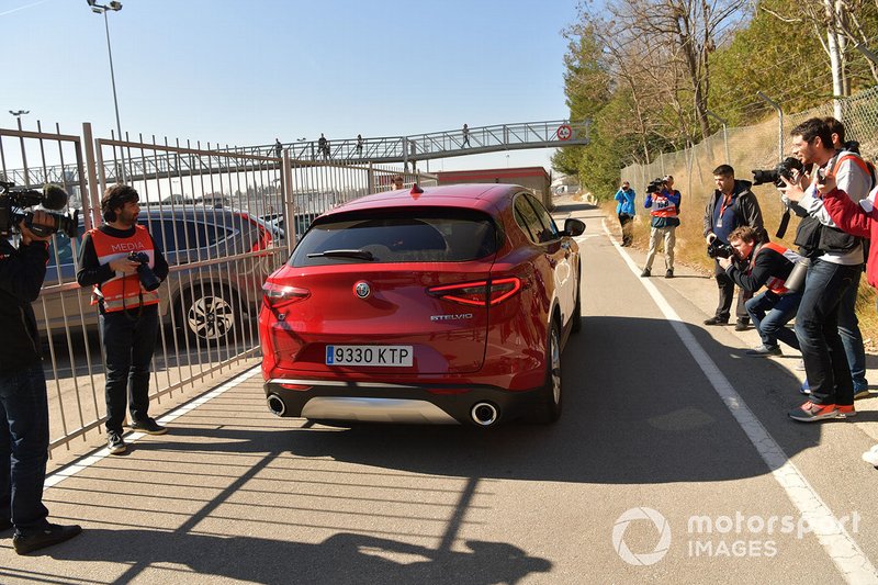 Une Alfa Romeo Stelvio quitte le centre médical