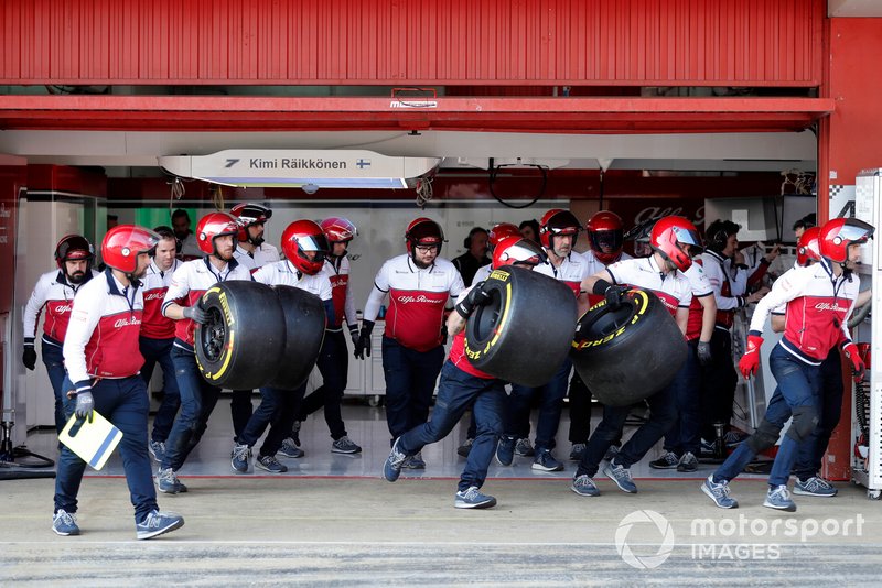 Alfa Romeo Racing mechanics prepare for a pit stop
