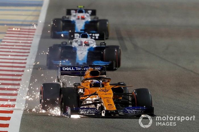 Carlos Sainz Jr., McLaren MCL34, con el alerón dañado, George Russell, Williams Racing FW42, and Robert Kubica, Williams FW42