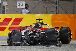 Esteban Ocon, Haas F1 Team choca el coche