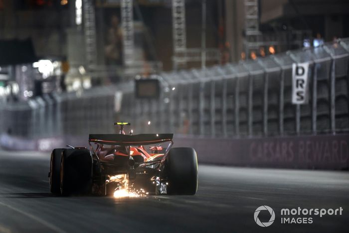 Carlos Sainz, Ferrari SF-24, echa chispas