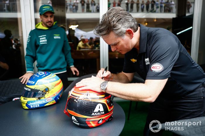 Fernando Alonso, el equipo Aston Martin de F1 y la estrella de la NASCAR Jeff Gordon intercambian cascos