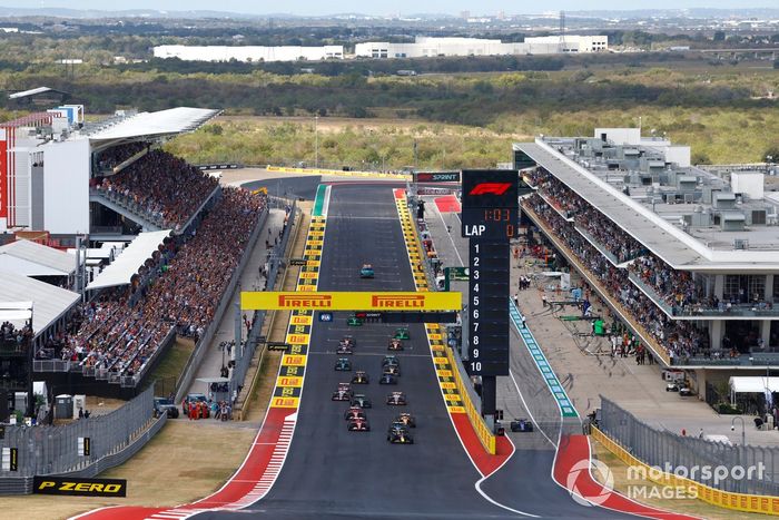 Max Verstappen, Red Bull Racing RB20, George Russell, Mercedes F1 W15, Lando Norris, McLaren MCL38, Charles Leclerc, Ferrari SF-24, Carlos Sainz, Ferrari SF-24, el resto de la parrilla al inicio del Sprint.