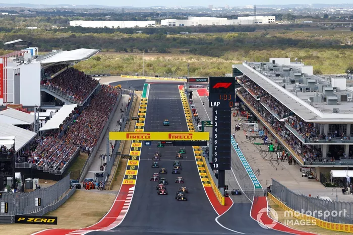 Max Verstappen, Red Bull Racing RB20, George Russell, Mercedes F1 W15, Lando Norris, McLaren MCL38, Charles Leclerc, Ferrari SF-24, Carlos Sainz, Ferrari SF-24, el resto de la parrilla al inicio del Sprint.