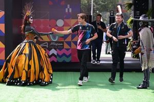 Jack Doohan, piloto reserva del equipo Alpine F1, recibe una caléndula mexicana a su llegada a la pista.