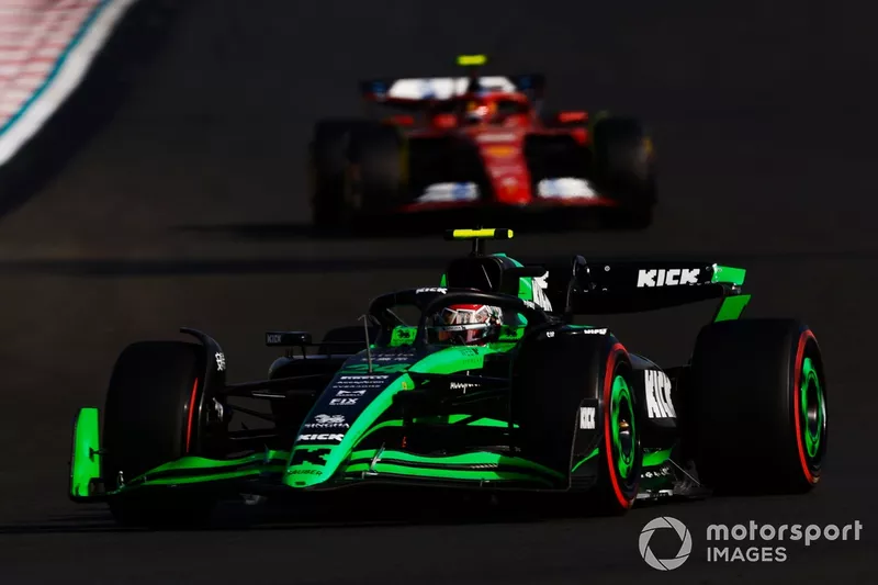Zhou Guanyu, Stake F1 Team KICK Sauber C44, Carlos Sainz, Ferrari SF-24