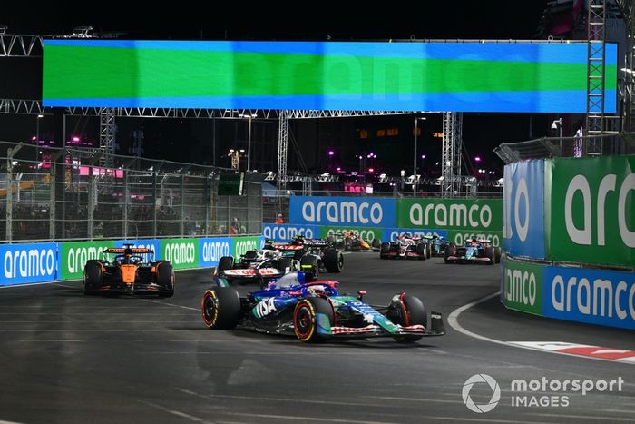 Yuki Tsunoda, RB F1 Team VCARB 01, Oscar Piastri, McLaren MCL38, Nico Hulkenberg, Haas VF-24.