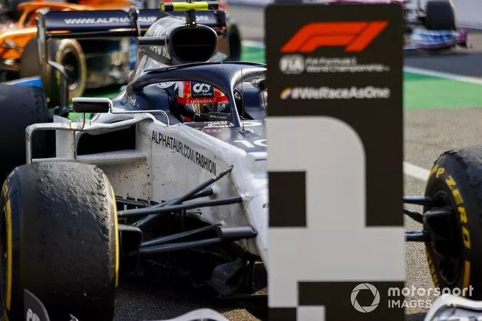 Ganador Pierre Gasly, AlphaTauri, celebrates en Parc Ferme