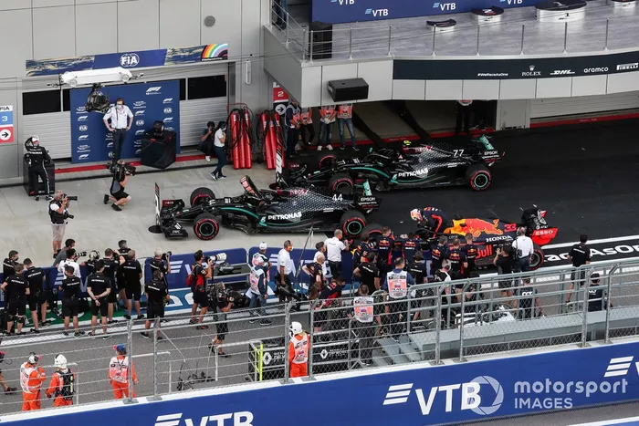 Ganador de la pole position Lewis Hamilton, Mercedes-AMG F1, segundo Max Verstappen, Red Bull Racing RB16, y tercero Valtteri Bottas, Mercedes F1 W11, en Parc Ferme