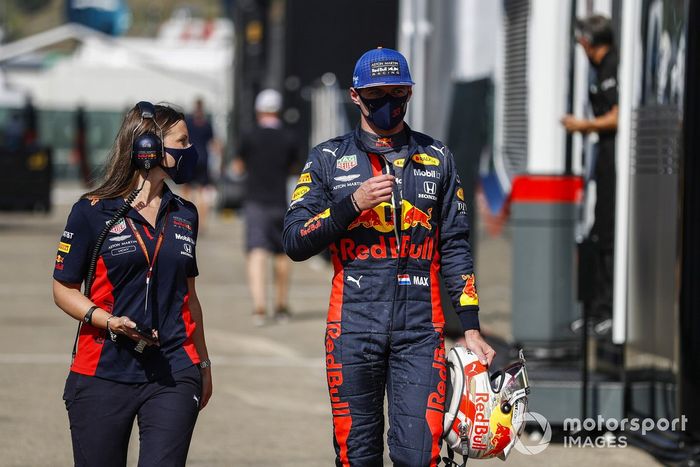 Max Verstappen, Red Bull Racing,en pit lane después de su accidente